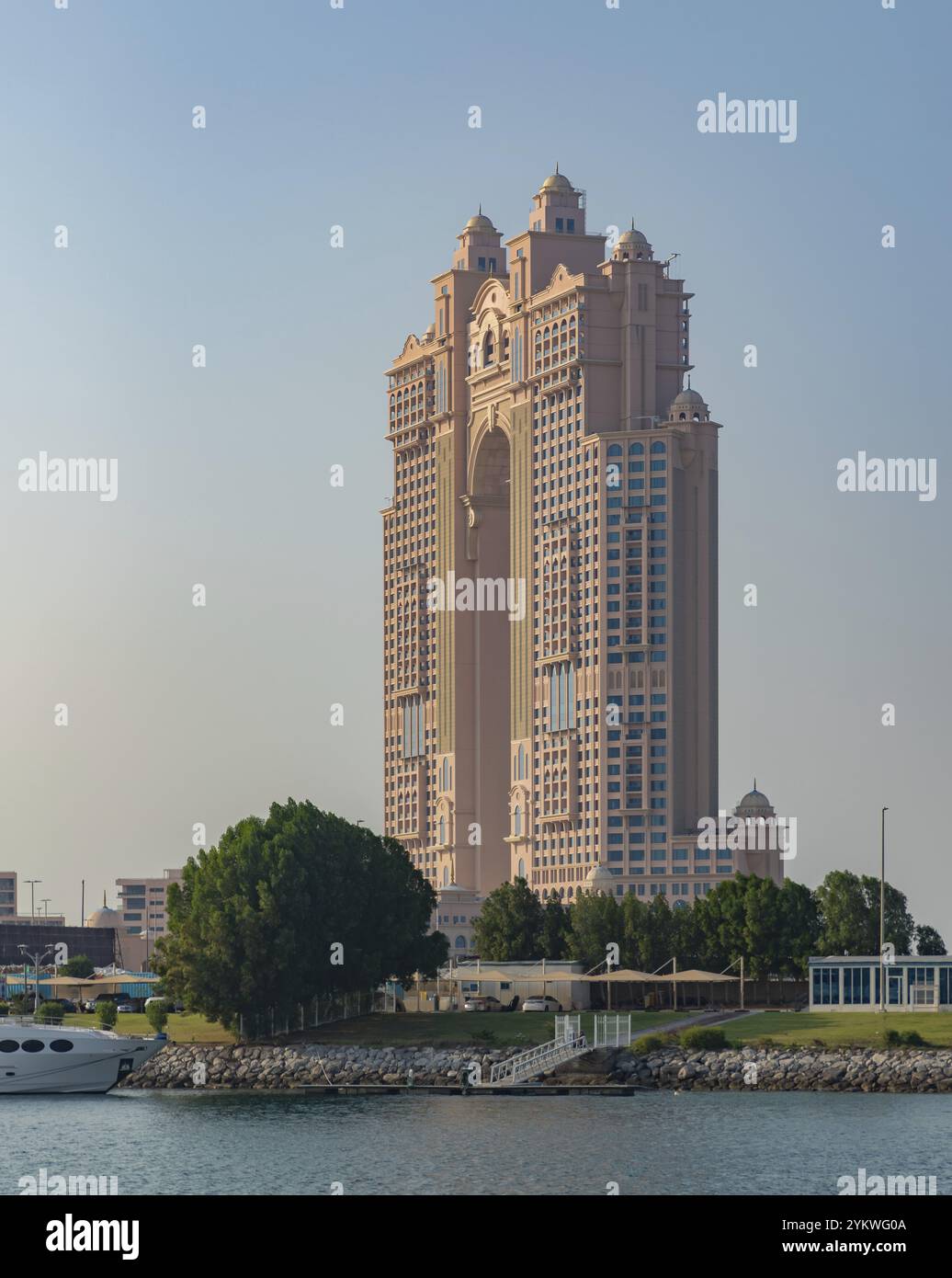 Ein Bild vom Rixos Marina Abu Dhabi Hotel an der Abu Dhabi Breakwater Stockfoto