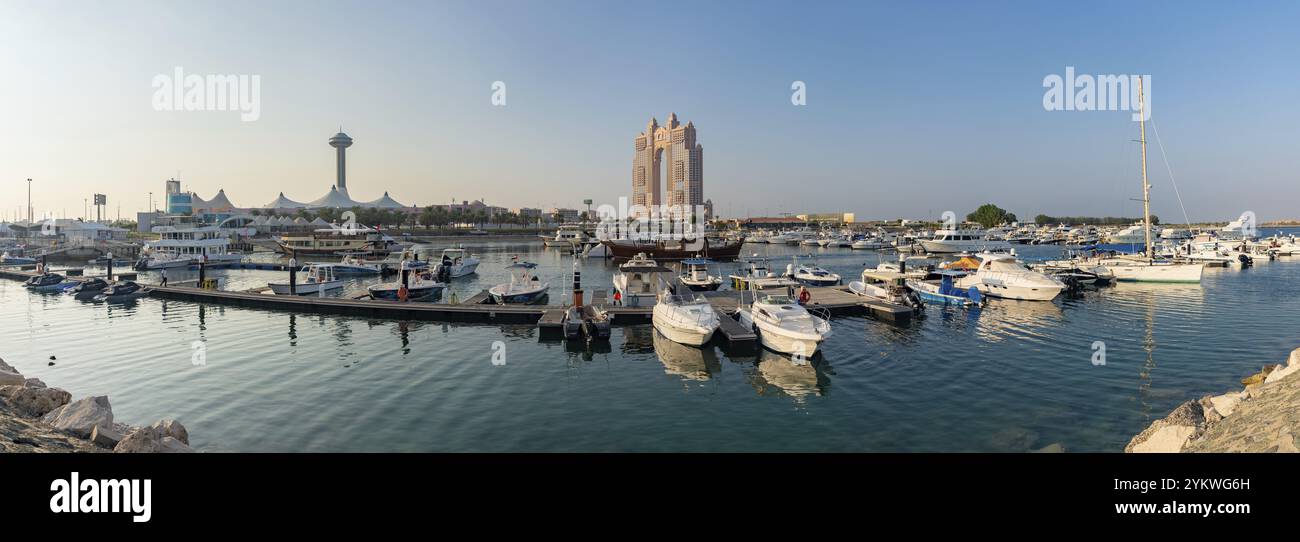 Ein Panoramabild der Marina von Abu Dhabi mit dem Rixos Marina Abu Dhabi Hotel im fernen Zentrum Stockfoto