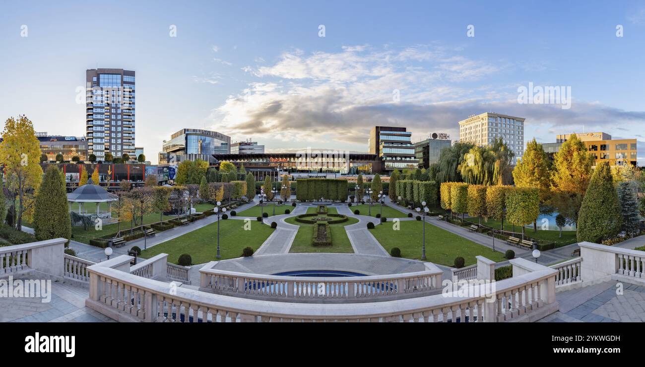 Ein Bild des Palas Public Garden in Iasi bei Sonnenaufgang Stockfoto