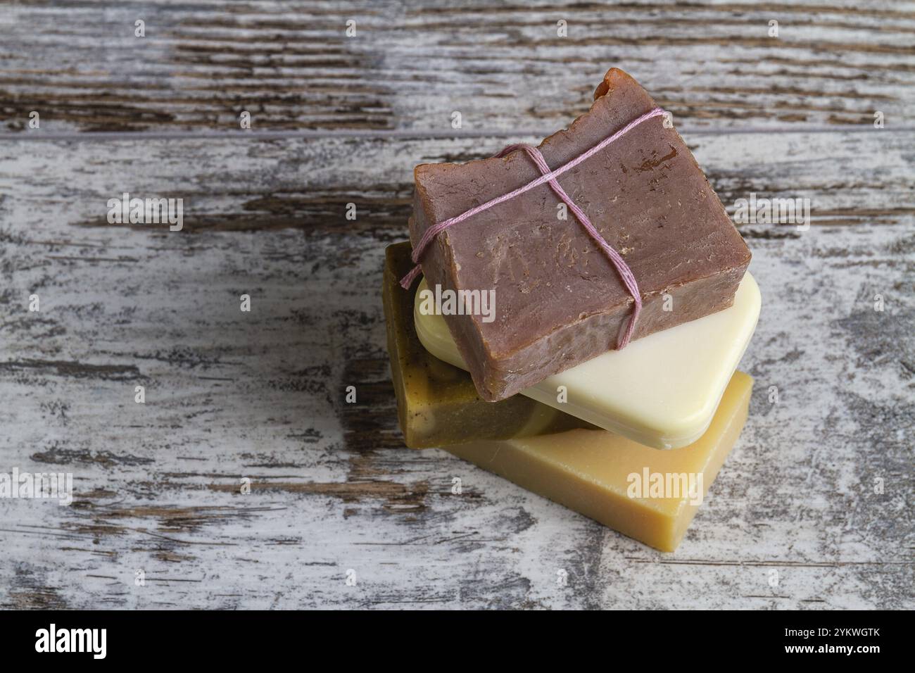 Draufsicht mit verschiedenen natürlichen Seifenstäben. Handgemachte Öko-Seifen auf grauem Holz Stockfoto