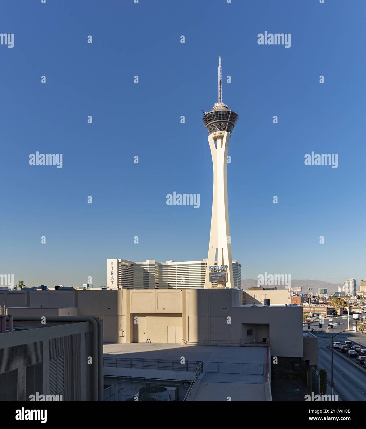 Ein Bild von STRAT Hotel, Casino und SkyPod vom Dach eines anderen Hotels in der Nähe Stockfoto