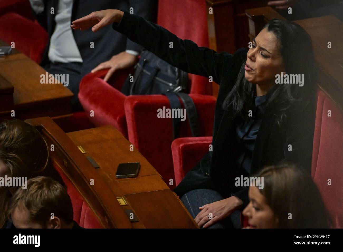 Paris, Frankreich. November 2024. Die französische Abgeordnete der Gruppe „La France insoumise – Nouveau Front Populaire“, Sophia Chikirou, reagiert auf eine Sitzung von Anfragen an die Regierung in der Pariser Nationalversammlung am 19. November 2024. Foto: Firas Abdullah/ABACAPRESS. COM Credit: Abaca Press/Alamy Live News Stockfoto