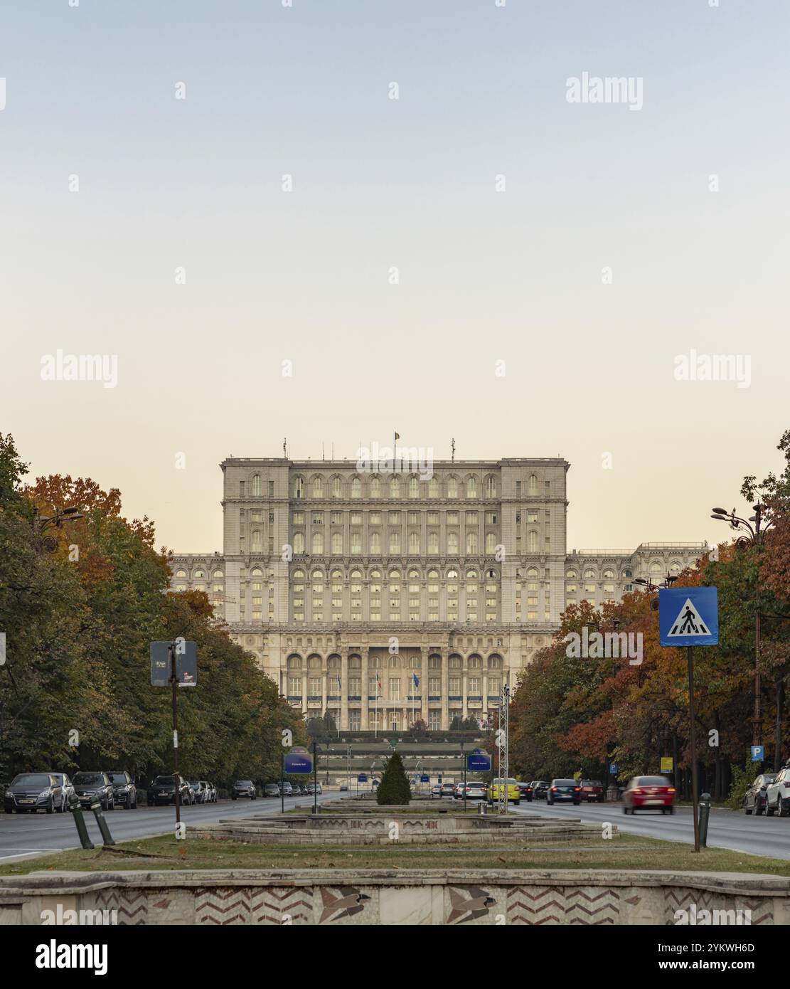 Ein Bild des Palace of Parliament bei Sonnenaufgang im Herbst vom Union Boulevard aus gesehen Stockfoto