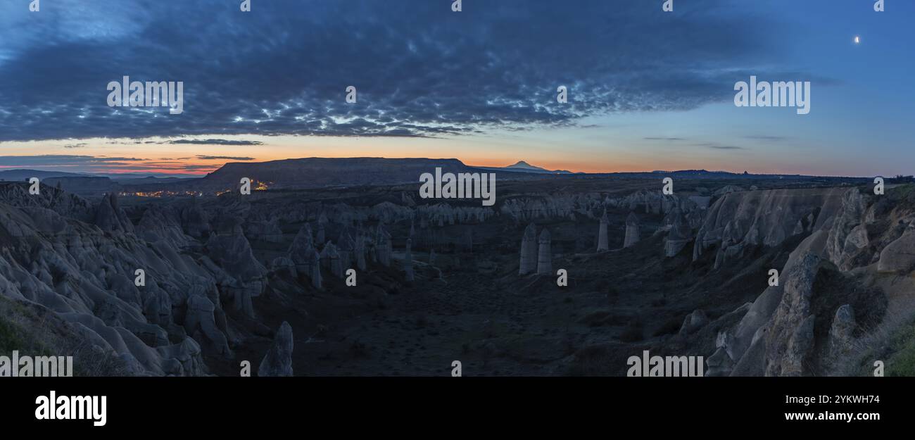 Ein Panoramabild der Landschaft des Goreme Historical National Park, aus dem Love Valley, bei Sonnenaufgang Stockfoto