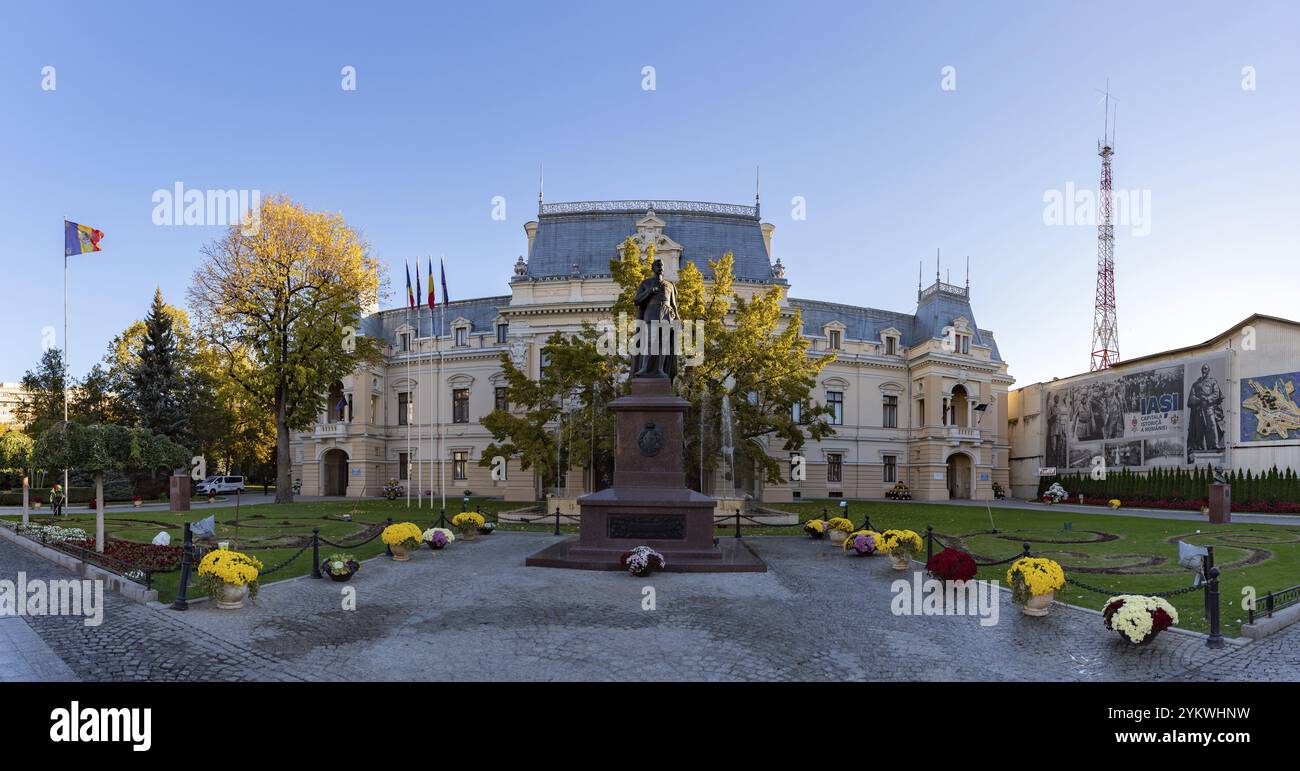 Ein Bild des Rathauses von Iasi und der Statue von Ferdinand I. davor Stockfoto