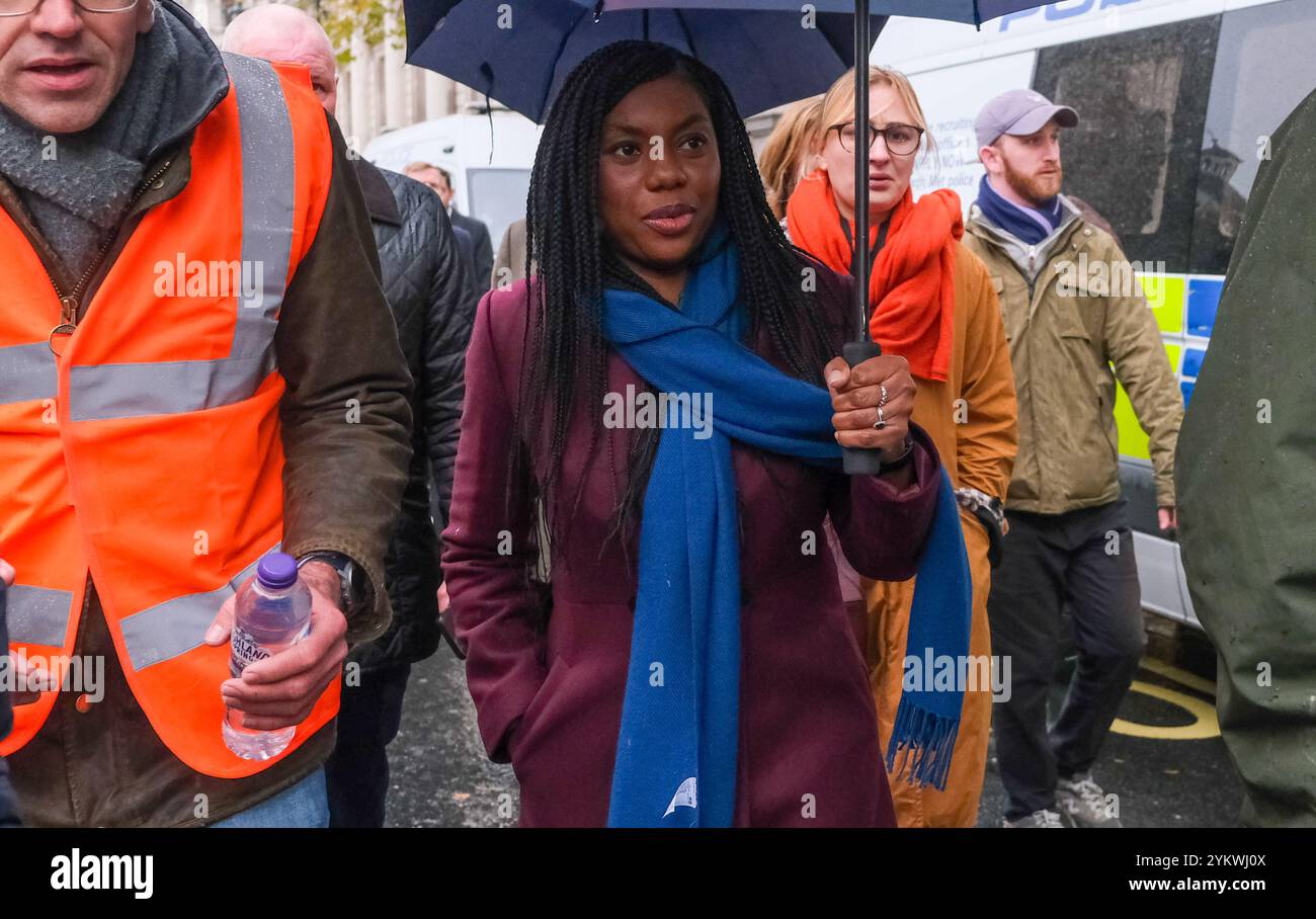 London, Großbritannien. November 2024. Der Vorsitzende der Konservativen Partei Kemi Badenoch geht durch die Menschenmassen, um eine Rede auf der Landwirtschaftskundgebung zu halten. Tausende von Landarbeitern und Unterstützern nahmen an einer Demonstration gegen neue Erbschaftssteueränderungen Teil, die im Herbstbudget von Rachel Reeves angekündigt wurden. Quelle: Eleventh Photography/Alamy Live News Stockfoto