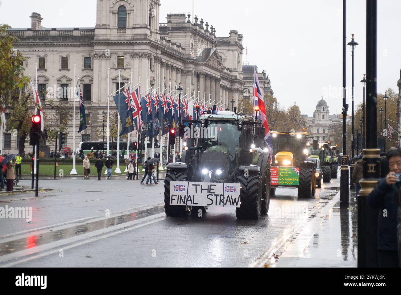 Westminster, London, Großbritannien. November 2024. Traktoren hupen laut vor dem Unterhaus, als Teil eines großen Protests in London über die umstrittenen Änderungen des Haushalts der Regierung zur Erbschaftssteuer für Landwirte. Quelle: Maureen McLean/Alamy Live News Stockfoto