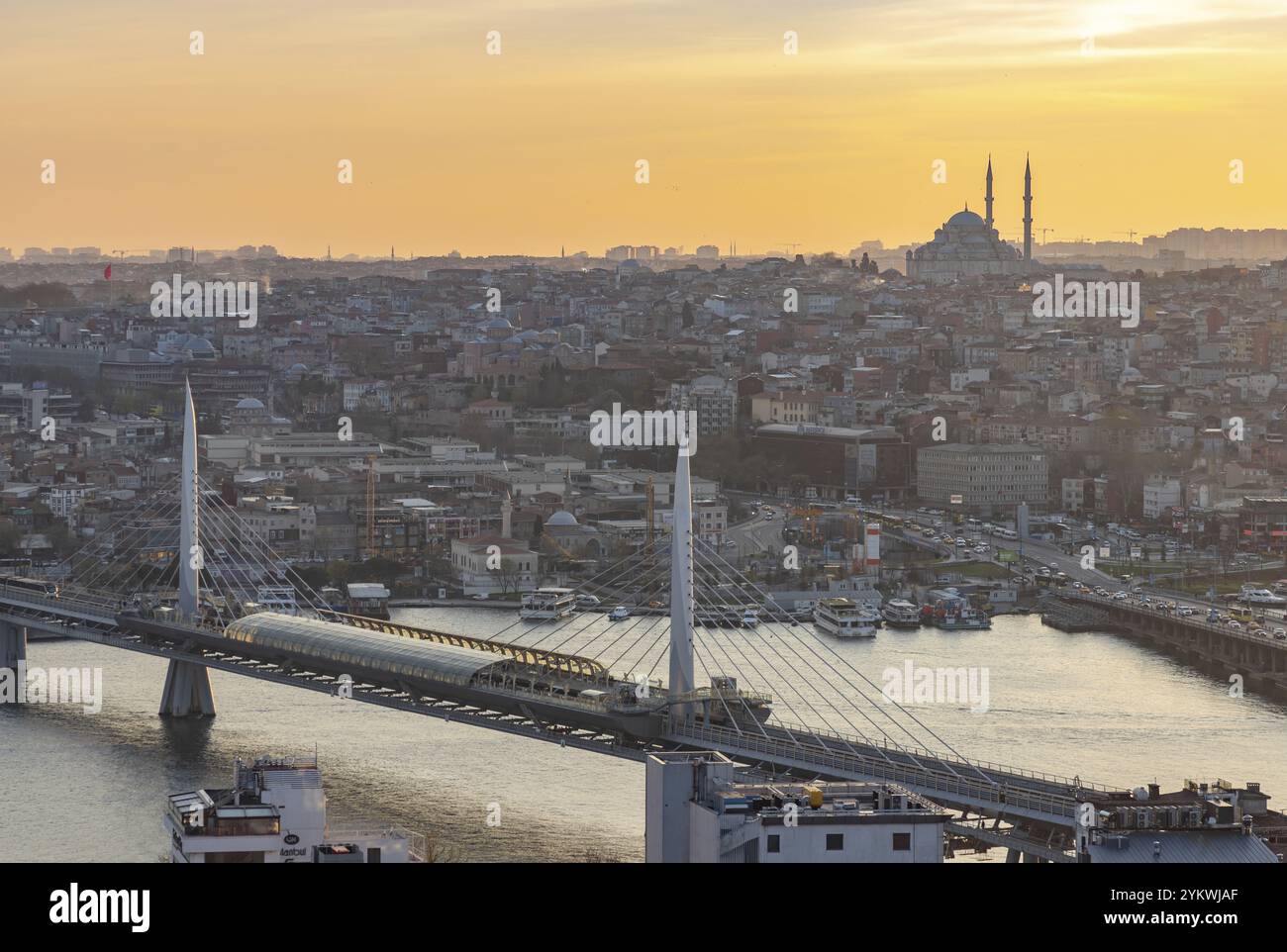 Ein Bild der Golden Horn Bridge und der Yavuz Sultan Selim Moschee bei Sonnenuntergang Stockfoto