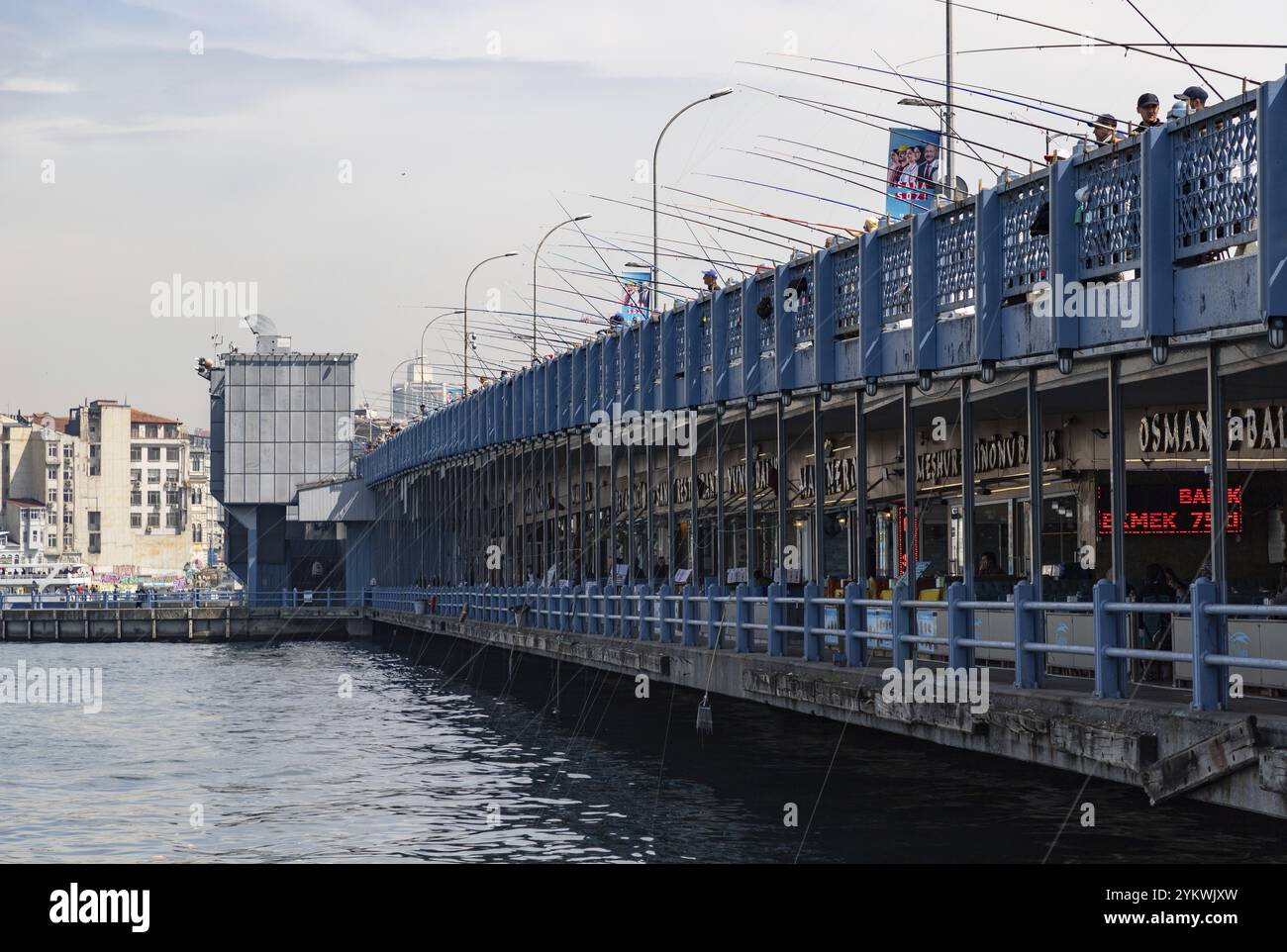 Ein Bild von den Fischern der Galata-Brücke Stockfoto