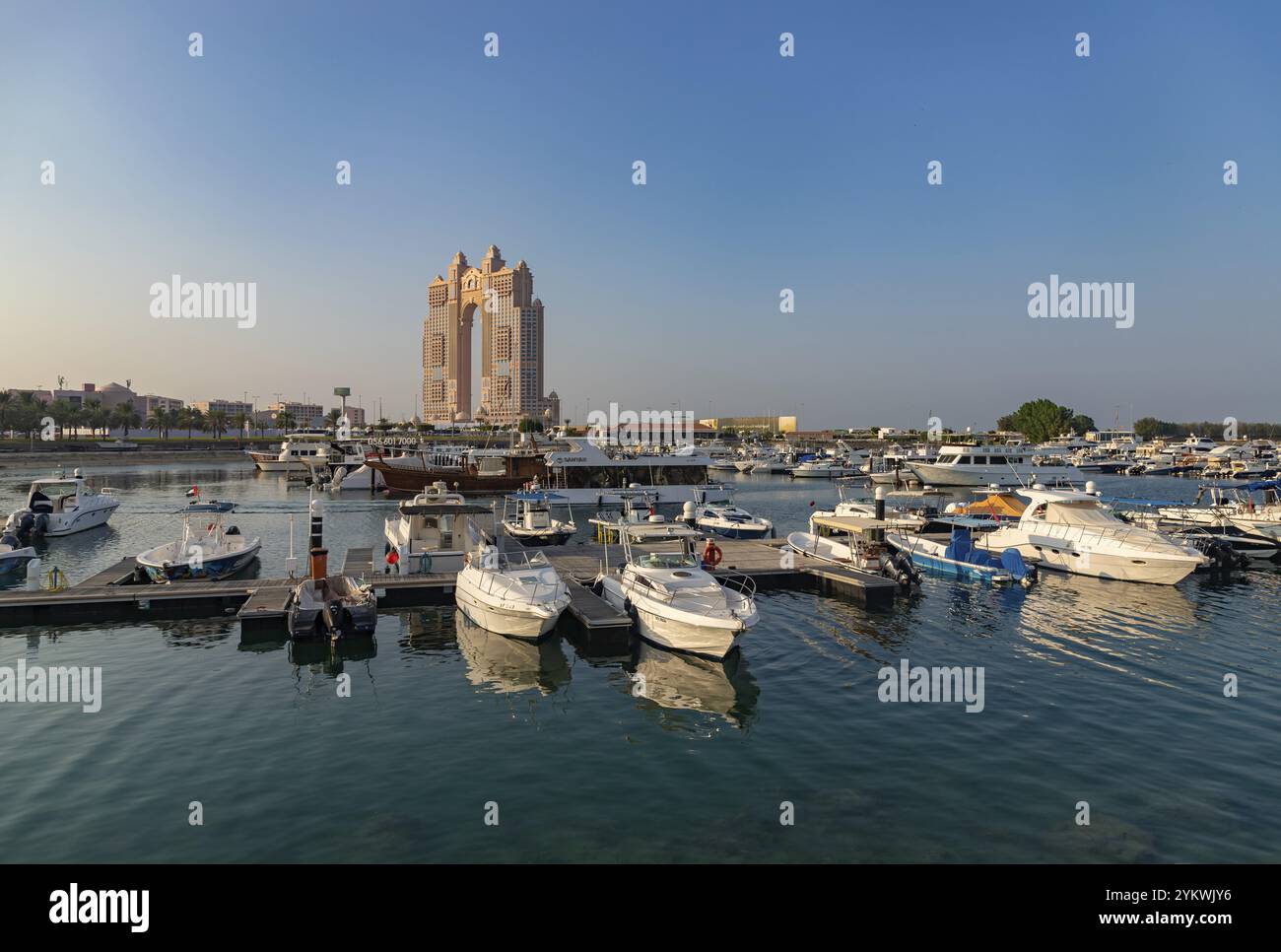 Ein Bild des Rixos Marina Abu Dhabi Hotel und der Abu Dhabi Marina an der Abu Dhabi Breakwater Stockfoto