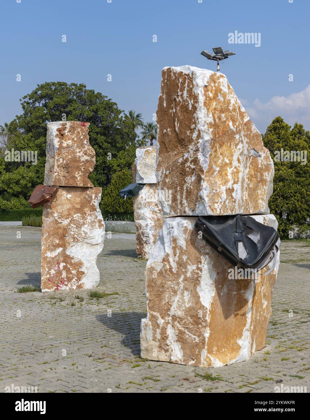 Ein Bild einer Ausstellung mit Steinen und Koffern in der Kunstgalerie Kulturpark, Teil des Museums für Gemälde und Skulpturen in Izmir Stockfoto