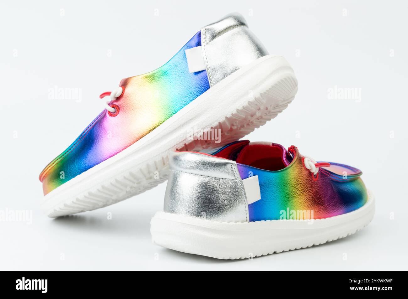 Leuchtende Sneakers mit Regenbogenglanz und silbernen Akzenten verleihen jedem legeren Outfit Flair. Stockfoto