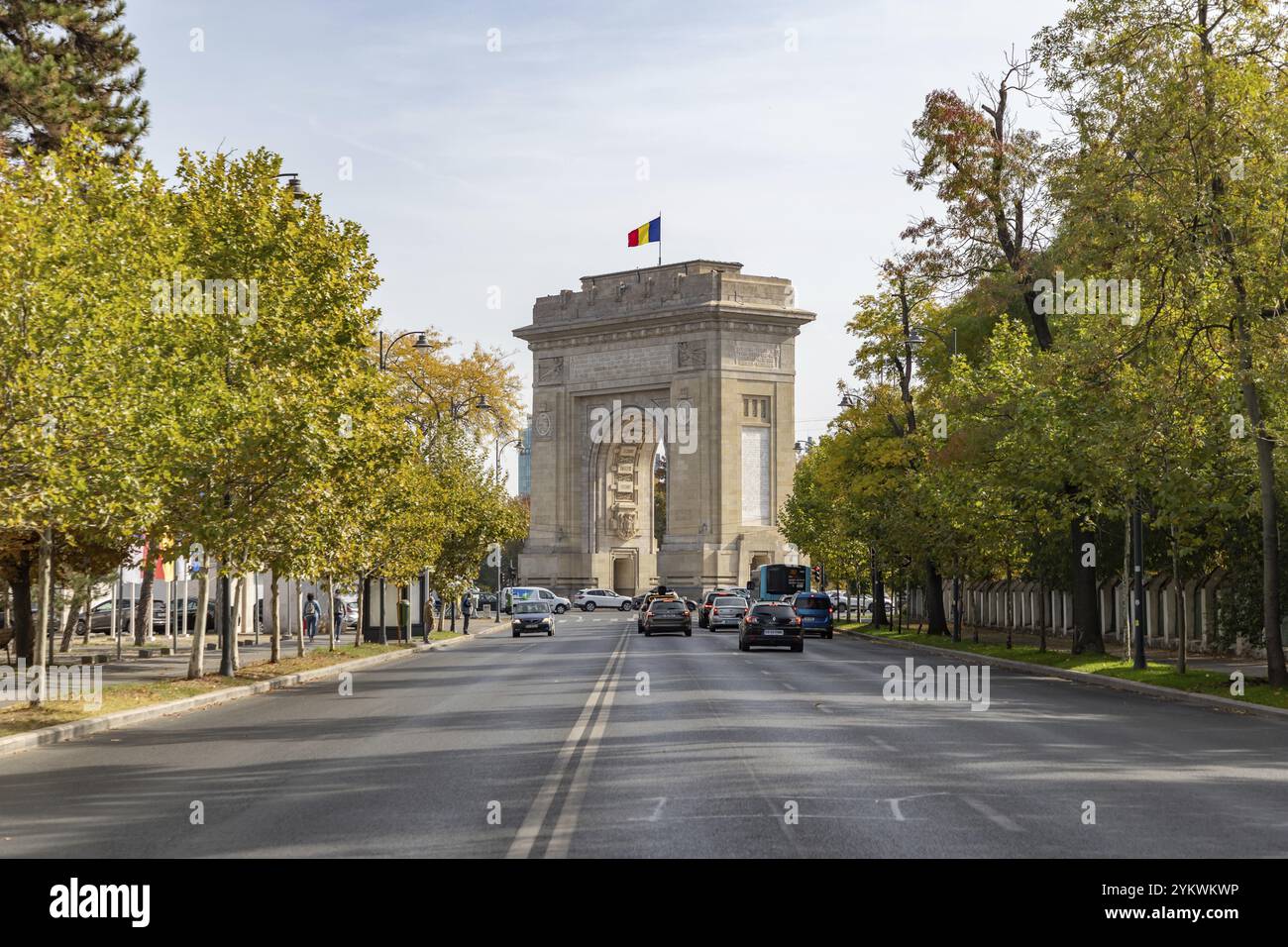 Ein Bild des Triumphbogens von Bukarest am Ende der Alexandru Constantinescu Straße Stockfoto