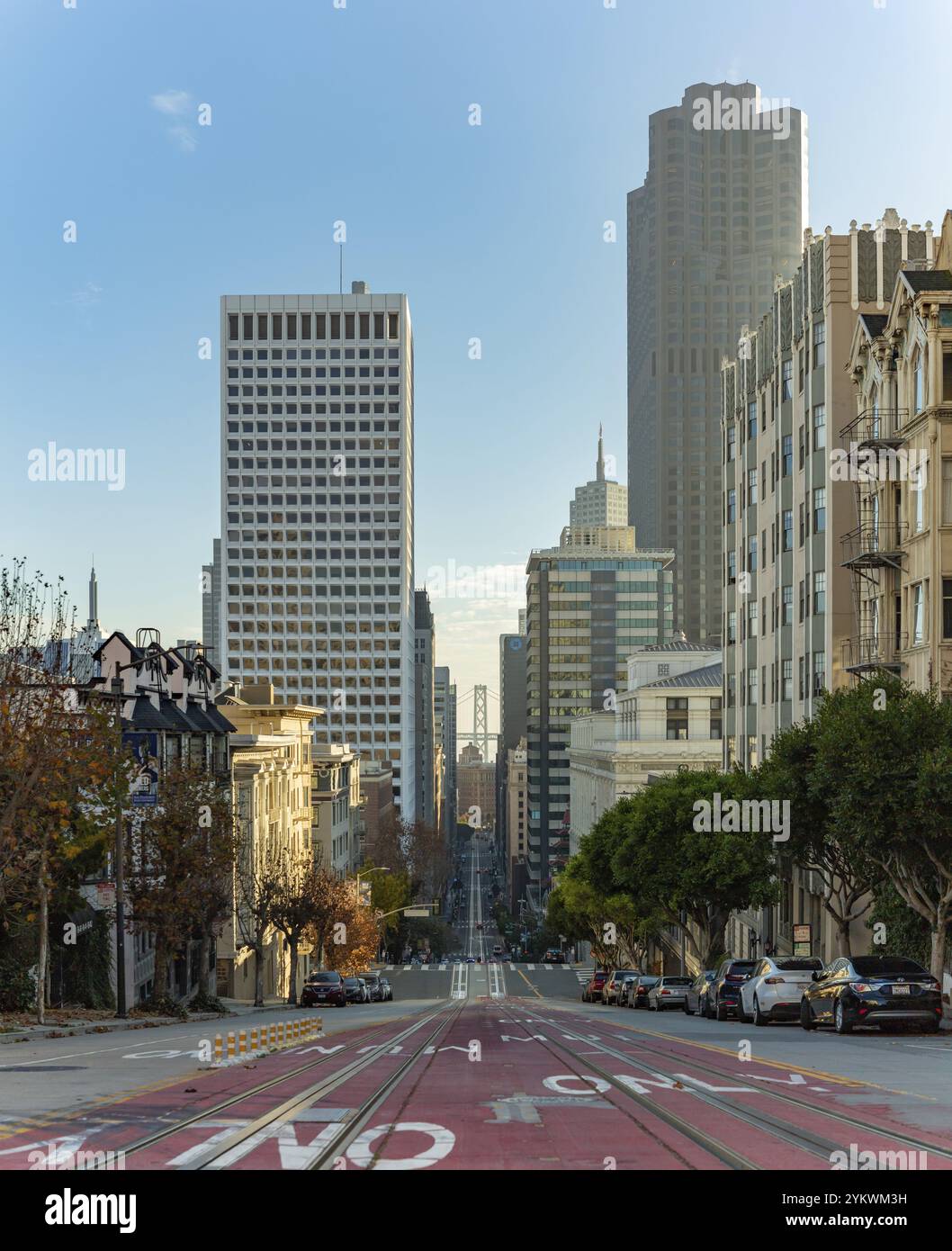 Ein Bild der Long California Street mit Downtown San Francisco und der Oakland Bay Bridge im fernen Zentrum Stockfoto