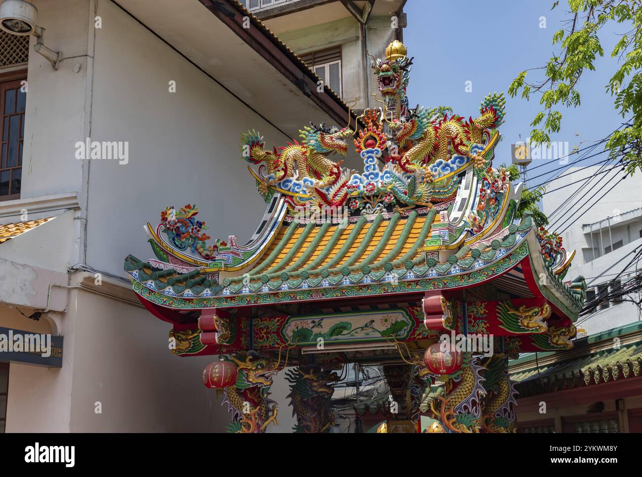 Ein Bild des farbenfrohen Kuan Yim Schreins, Teil der Thian Fah Foundation, in Chinatown von Bangkok Stockfoto