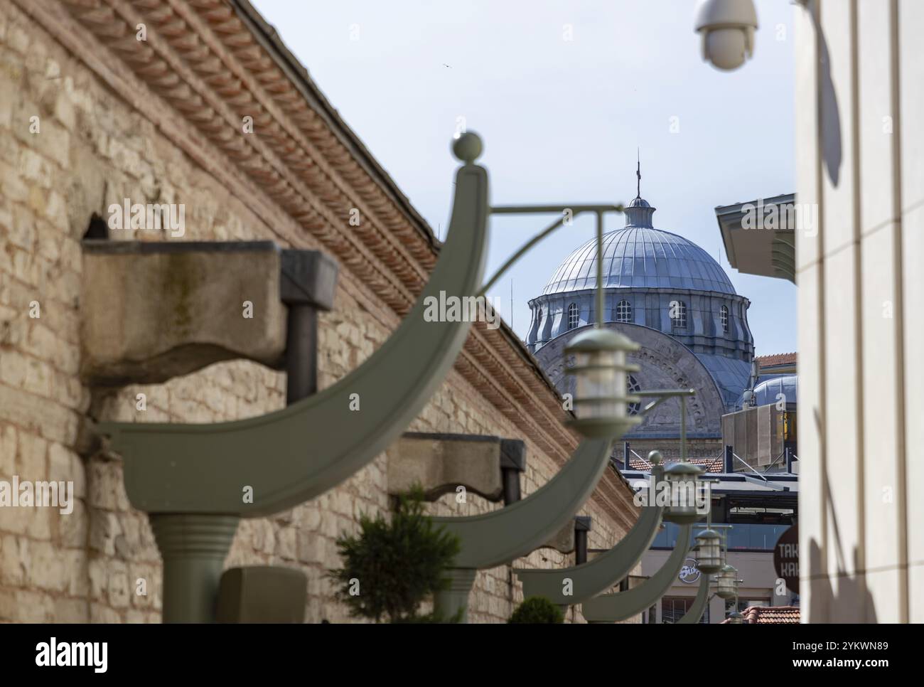Ein Bild der griechisch-orthodoxen Kirche Hagia Triada, gesehen durch die Taksim-Moschee Stockfoto