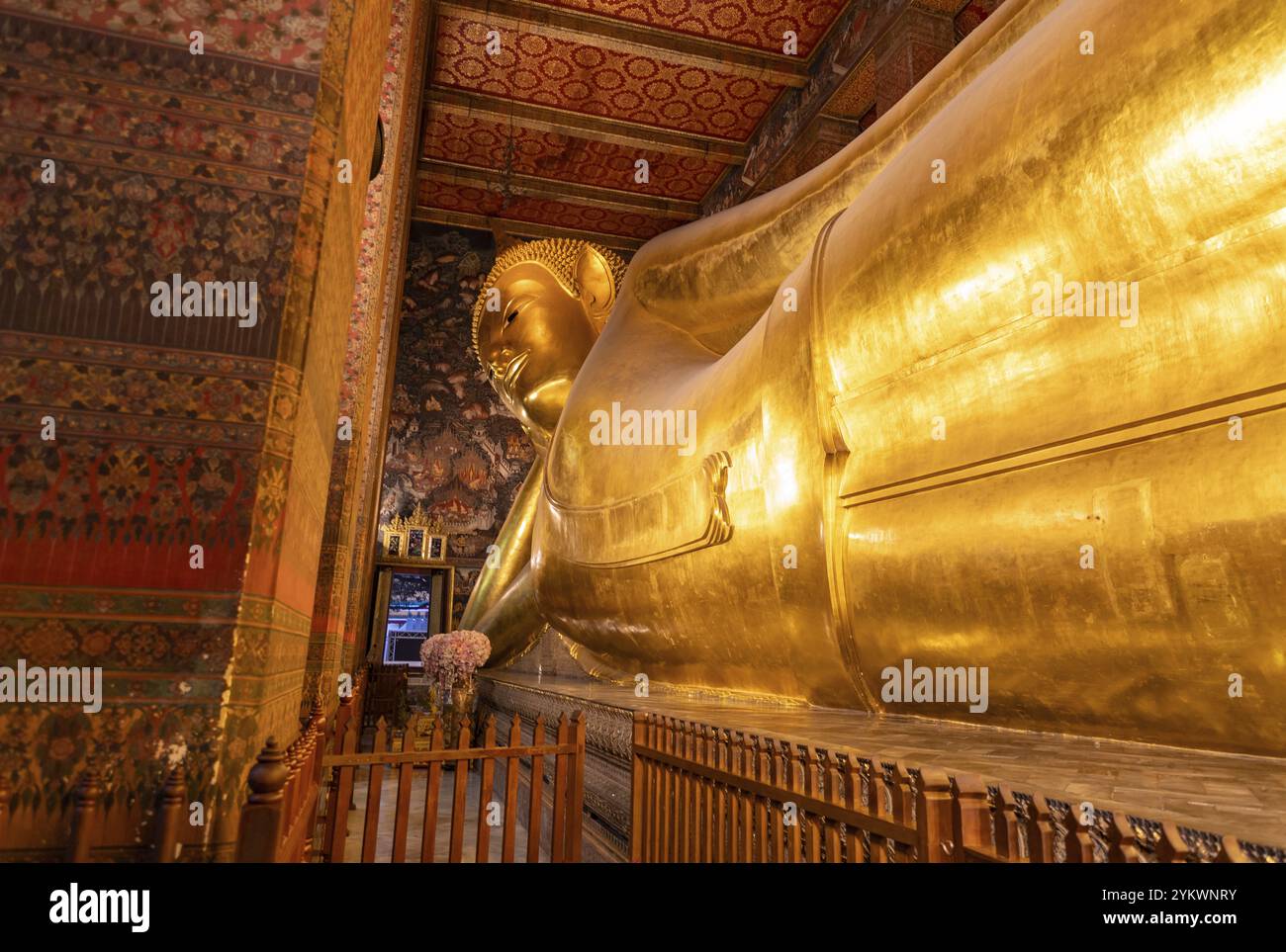Ein Bild des riesigen liegenden Buddha am Wat Pho Tempel Stockfoto