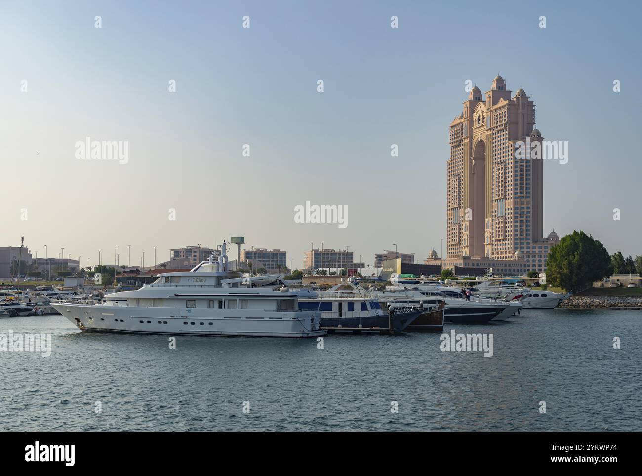 Ein Bild vom Rixos Marina Abu Dhabi Hotel und den Yachten an der Abu Dhabi Marina an der Abu Dhabi Breakwater Stockfoto