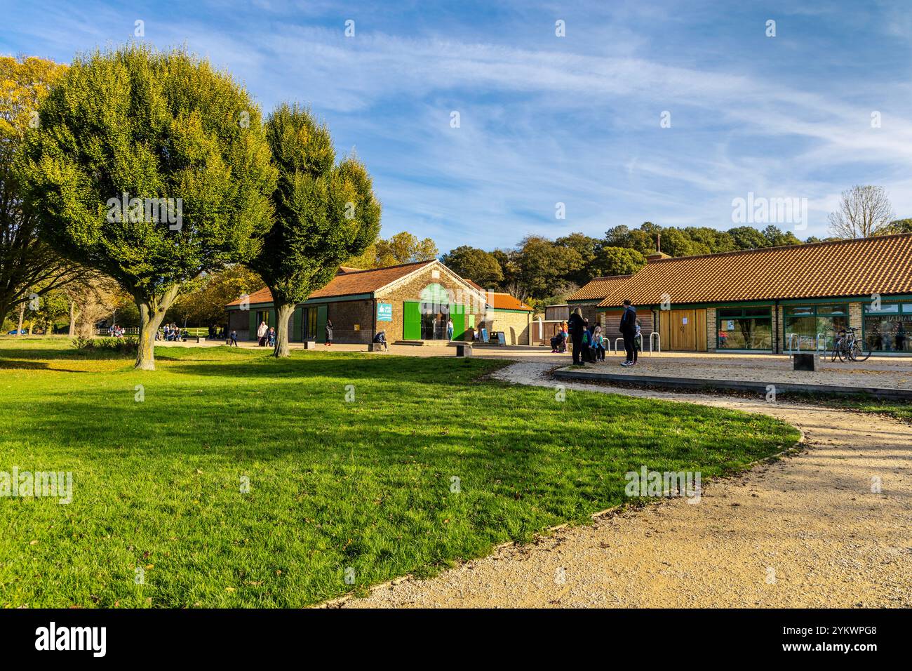 Hainault Forest Visitor Centre und 1856 Cafe im Hainault Forest Country Park, Hainault, London, England Stockfoto