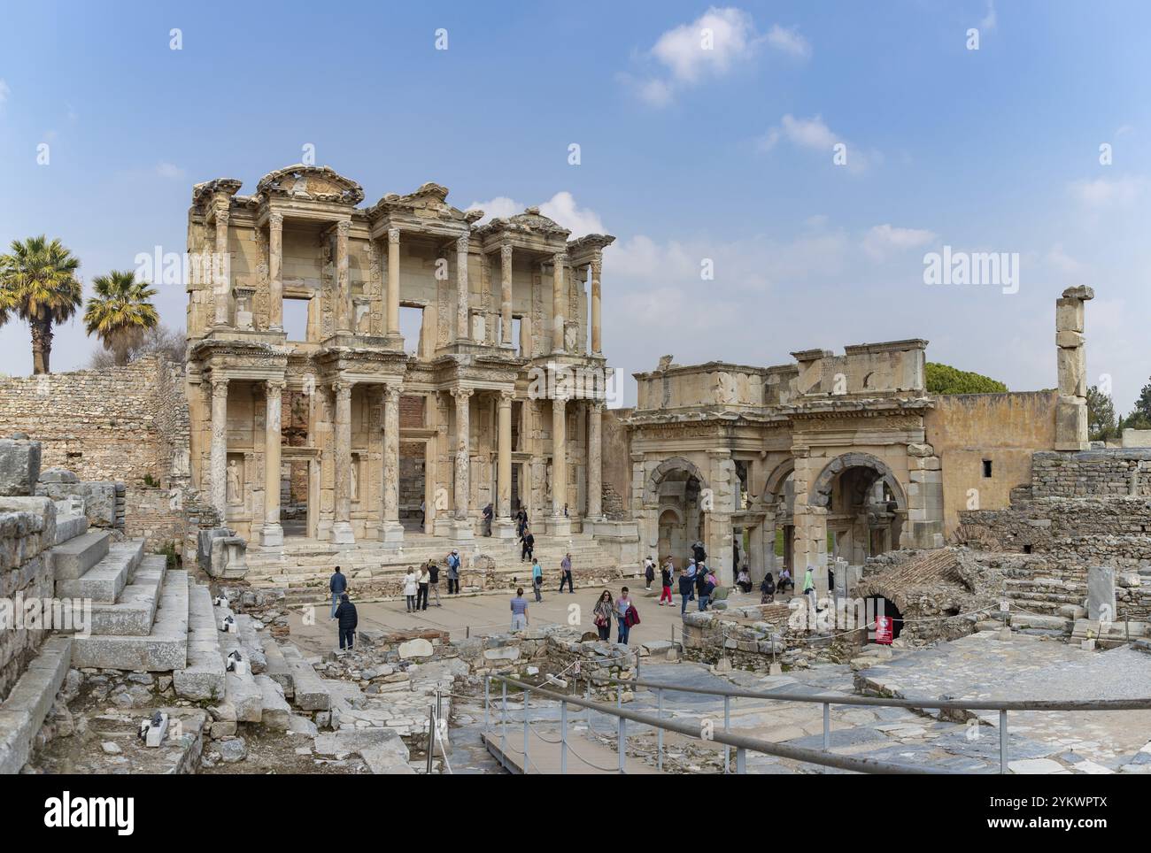 Ein Bild der Celsus-Bibliothek und des Tores von Mazeus und Mithridates in der antiken Stadt Ephesus Stockfoto