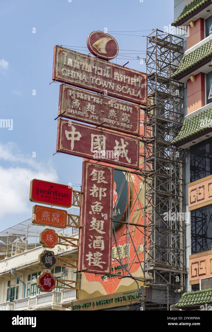 Ein Bild der Schilder an der Yaowarat Road in Chinatown von Bangkok Stockfoto