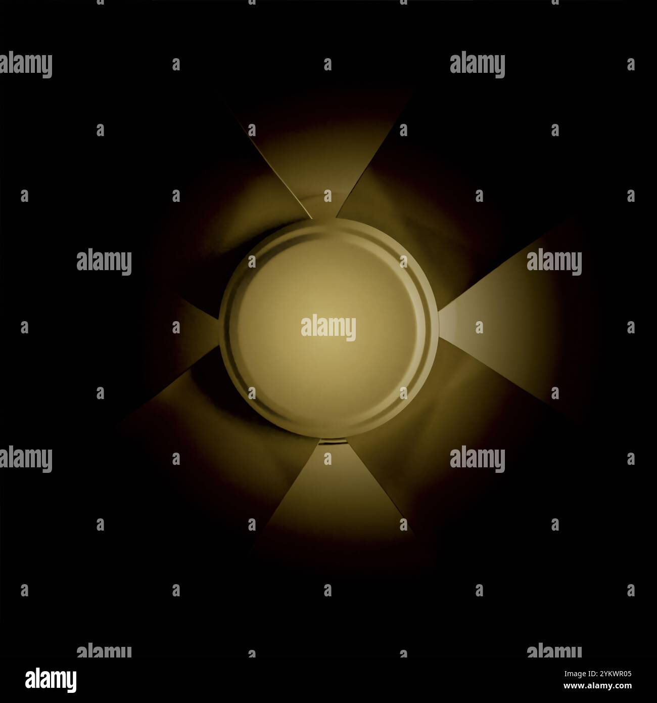 Gelber Deckenventilator im Dunkeln. Es kann als Zeichen für Atomwaffen und Bomben im Kontext eines Krieges verwendet werden Stockfoto
