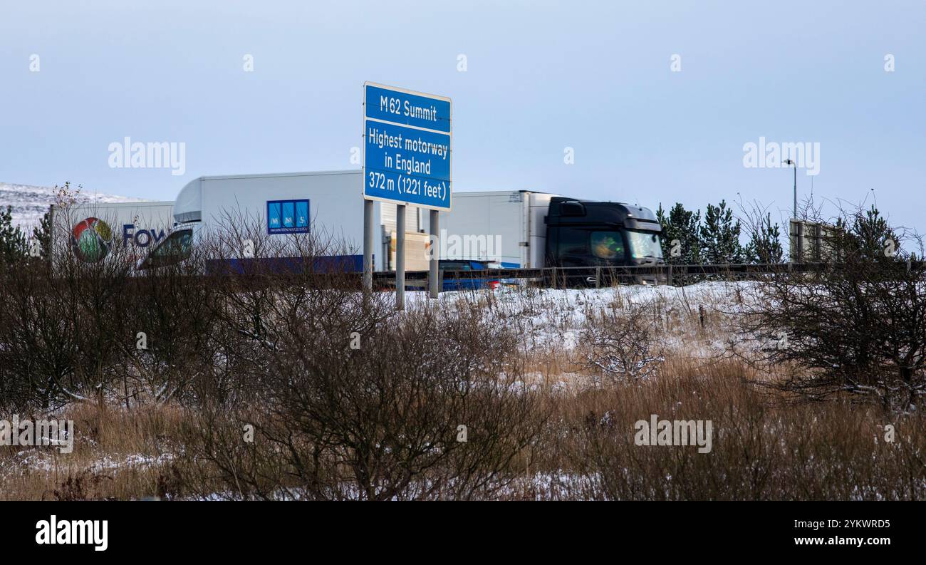 Ein schneebedecktes Ende des Tages auf der M62, als sie den höchsten Teil ihrer Länge in den Pennines zwischen Rochdale und Huddersfield überquert. Die M62 ist eine 107 Meilen (172 km) lange Trans-Pennine-Autobahn in Nordengland, die Liverpool und Hull über Manchester, Bradford, Leeds und Wakefield verbindet. Stockfoto