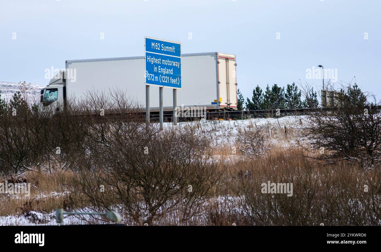 Ein schneebedecktes Ende des Tages auf der M62, als sie den höchsten Teil ihrer Länge in den Pennines zwischen Rochdale und Huddersfield überquert. Die M62 ist eine 107 Meilen (172 km) lange Trans-Pennine-Autobahn in Nordengland, die Liverpool und Hull über Manchester, Bradford, Leeds und Wakefield verbindet. Stockfoto