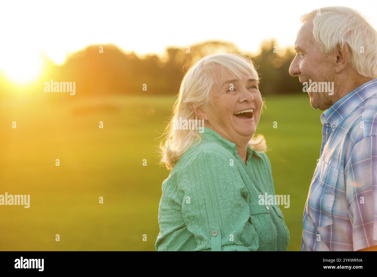 Seniorenpaar lacht. Mann und Frau draußen. Sinn für Humor. Alte lustige Witze Stockfoto