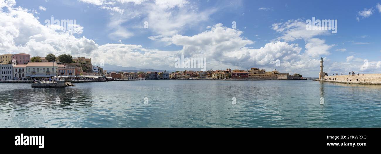 Ein Panoramabild des alten venezianischen Hafens und des Leuchtturms von Chania Stockfoto