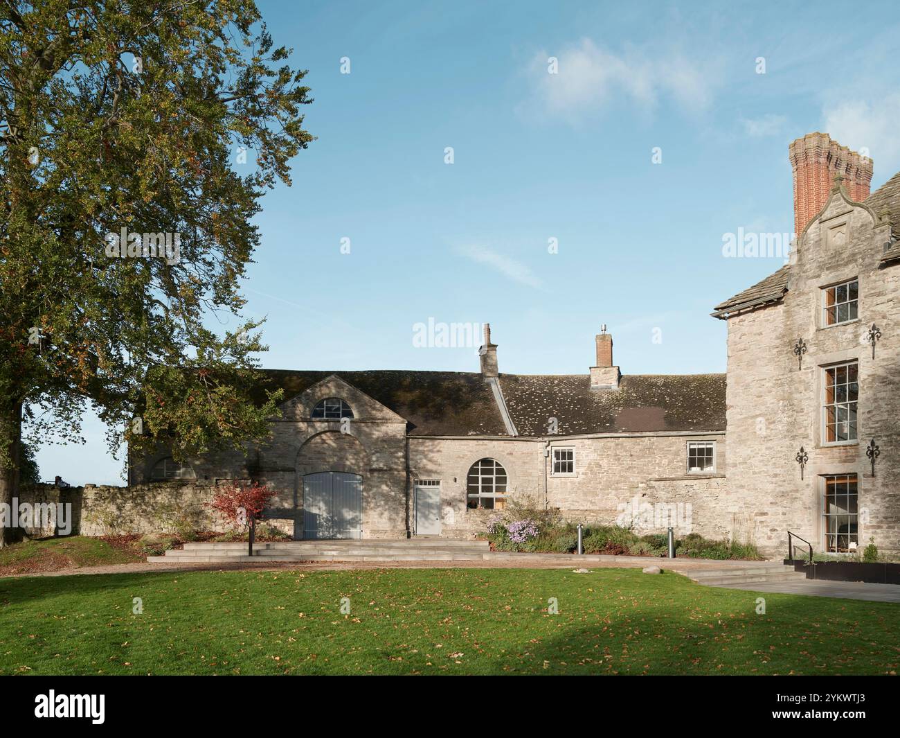 Vordere Höhe des mittelalterlichen Gebäudes mit renoviertem Eingang des Coffee Shop. Hey Castle, Hay-on-Wye, Großbritannien. Architekt: MICA, 2022. Stockfoto