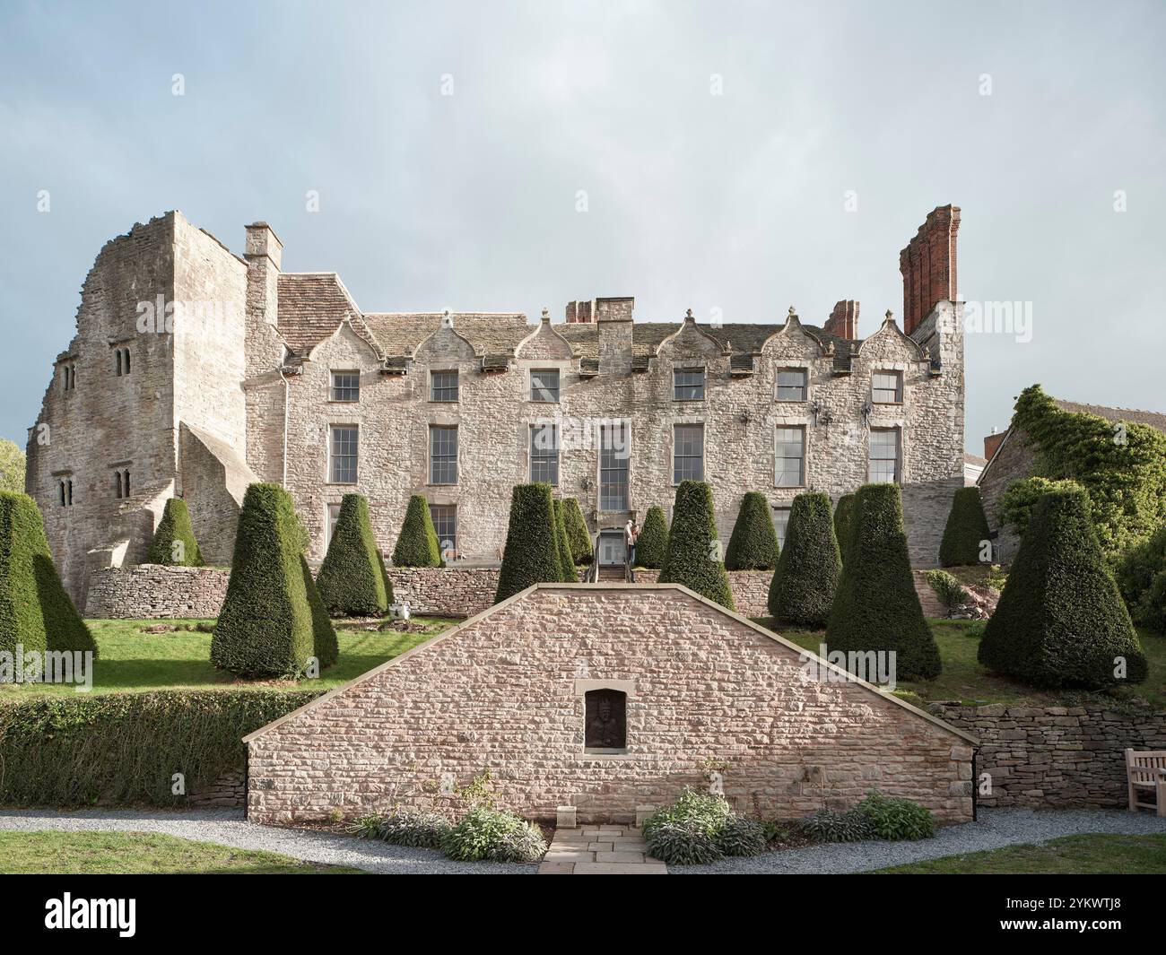 Blick auf das Herrenhaus mit formellen Gärten und Terrassengärten. Hey Castle, Hay-on-Wye, Großbritannien. Architekt: MICA, 2022. Stockfoto