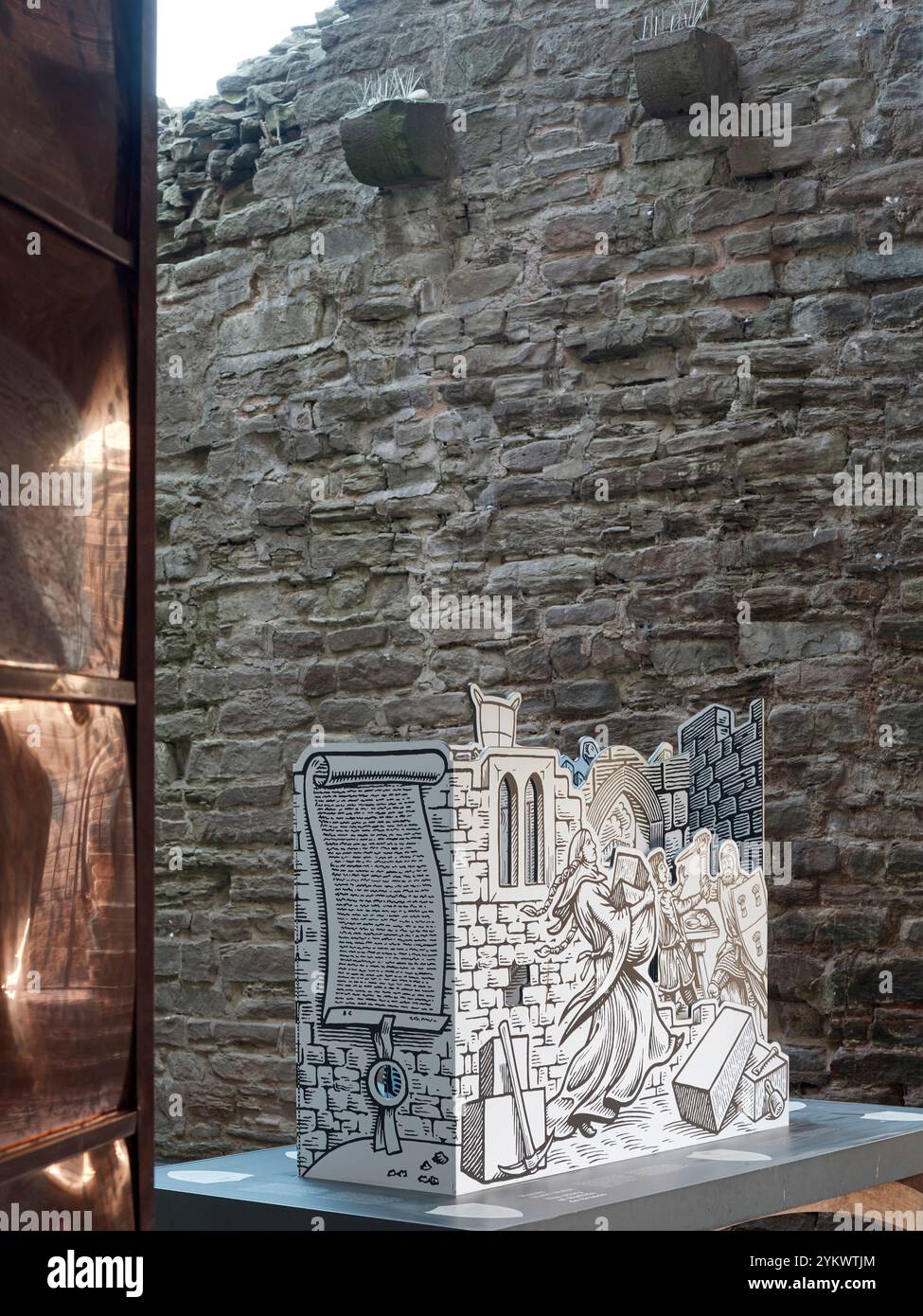 Modell und Geschichte des alten Bauwerks. Hey Castle, Hay-on-Wye, Großbritannien. Architekt: MICA, 2022. Stockfoto