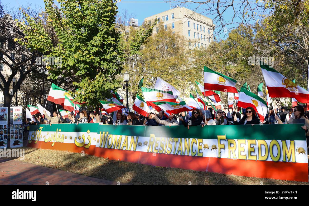 Washington, USA. November 2024. Eine lebendige Menschenmenge schwingt iranische Fahnen hinter einem Banner mit der Aufschrift "Frau, Widerstand, Freiheit" und betont den Ruf nach Gleichheit und Befreiung im Iran während eines marsches und ruft zu internationalen Maßnahmen auf, um das iranische Regime für Verbrechen gegen die Menschlichkeit zur Rechenschaft zu ziehen. Demonstranten versammelten sich in Washington DC, um den 1.500 Demonstranten zu Tribut zu zollen, die während des Aufstands im November 2019 im Iran getötet wurden. (Credit Image: © Siavosh Hosseini/SOPA Images via ZUMA Press Wire) NUR REDAKTIONELLE VERWENDUNG! Nicht für kommerzielle ZWECKE! Stockfoto