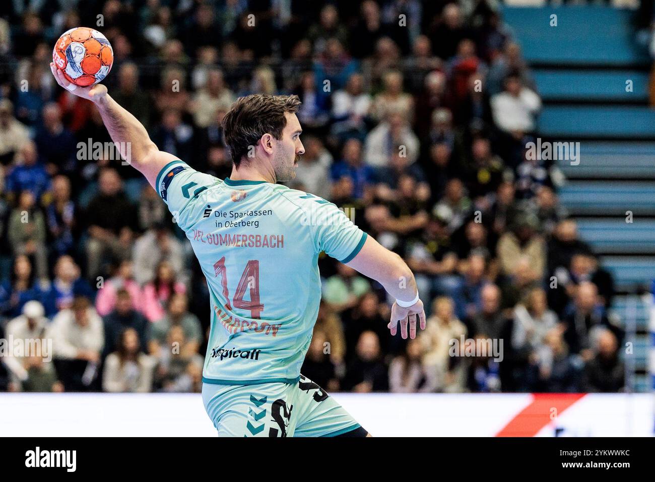 Gummersbach, Deutschland. November 2024. Gm14 am Ball EHF European League Männer 2024/25: VfL Gummersbach - FH Hafnarfjordur; Gummersbach, Schwalbe Arena am 19.11.2024 Credit: dpa/Alamy Live News Stockfoto