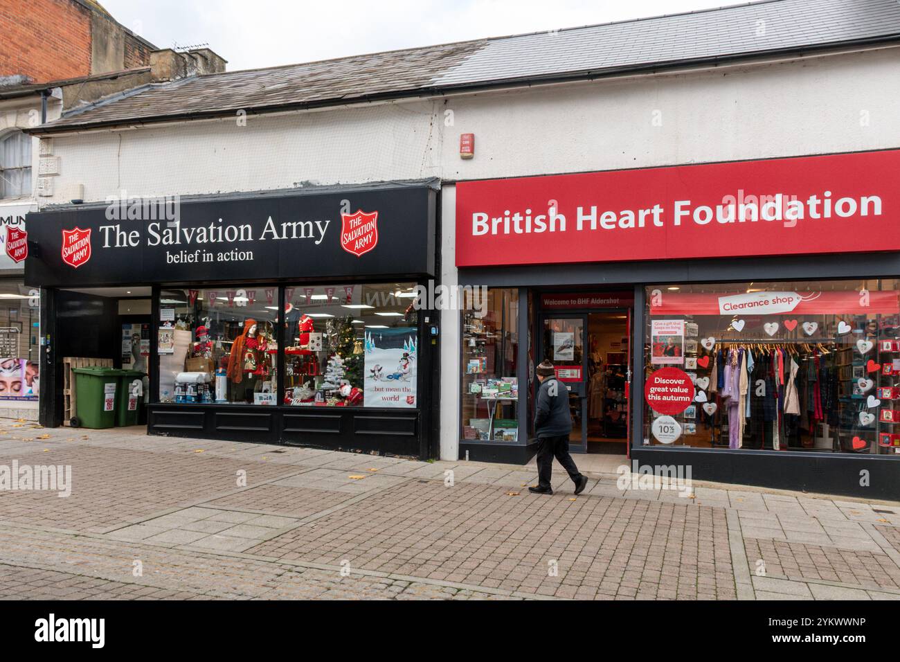 Zwei Wohltätigkeitsläden nebeneinander in der Union Street im Stadtzentrum von Aldershot, Hampshire, England, Großbritannien. Die Heilsarmee und die British Heart Foundation Stockfoto