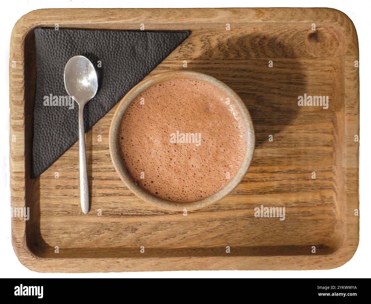 Heißes Kakaogetränk in einer Tasse auf dem hölzernen Serviertablett Stockfoto