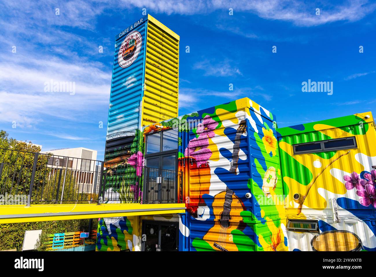 Das View Tube Café Restaurant und Kunst Community Centre aus Transportcontainern, Olympic Village, Stratford, London, England Stockfoto