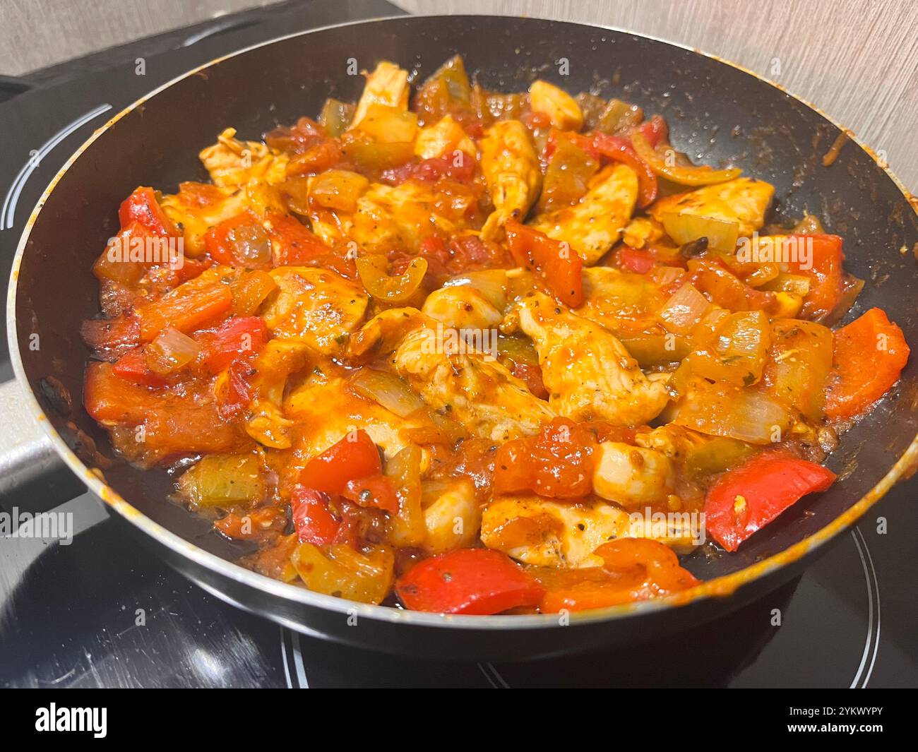 Hühnchen und Gemüse gekochtes Gericht in der Pfanne einfache schnelle Hausmannskost Abendessen Stockfoto