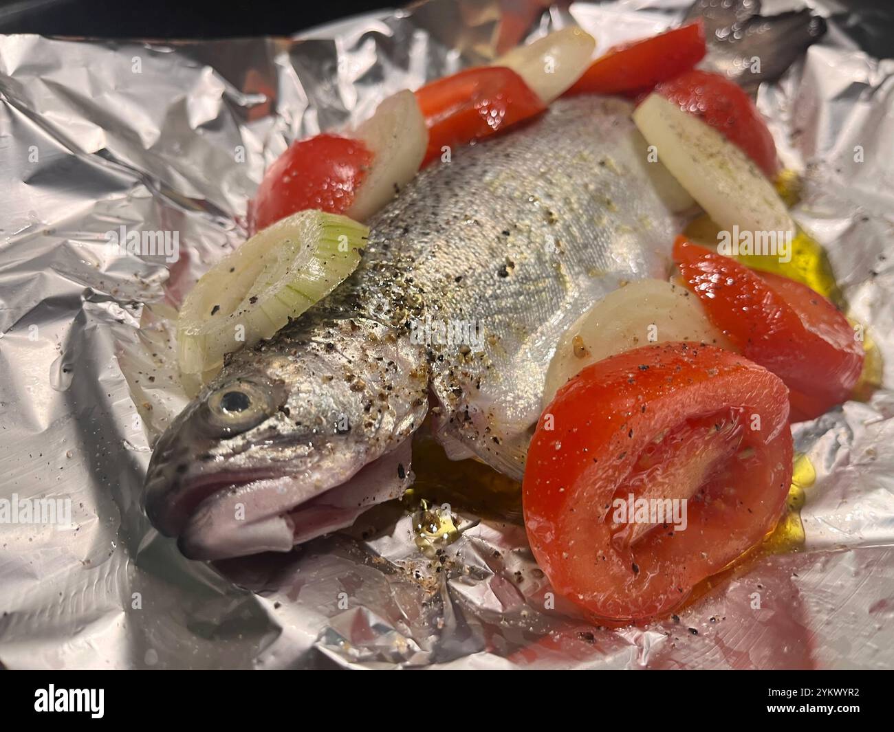 Forelle und Gemüse in Zinnfolie als Fischkochpräparate Stockfoto