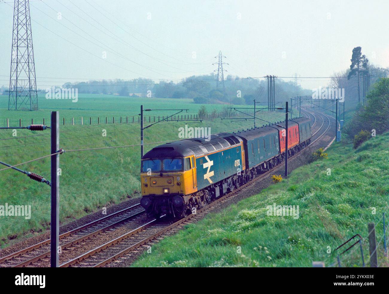 Eine Diesellokomotive der Baureihe 47 mit der Nummer 47603, die in einem Postzug arbeitet, bestiegen die Bentley Bank auf der Great Eastern Mainline. 30. April 1993. Stockfoto