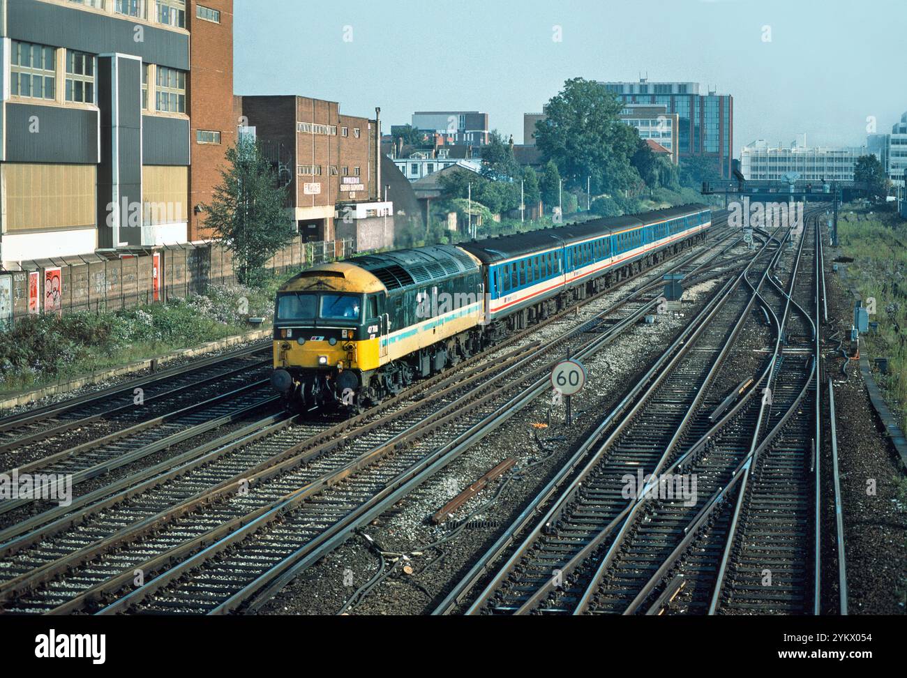 Eine Diesellokomotive der Baureihe 47 mit der Nummer 47706 in verblasster Scotrail-Lackierung, die am 26. September 1992 in Wimbledon einen „Network Express“-Dienst im Südosten des Netzwerks Betrieb. Stockfoto