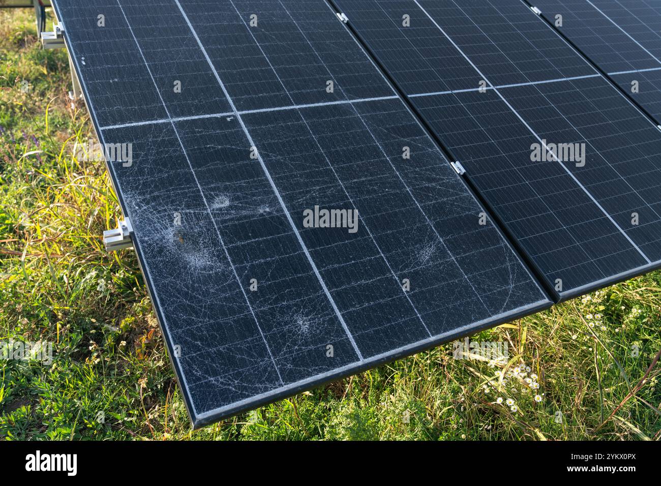 Nahaufnahme eines zerbrochenen Solarmoduls. Stockfoto