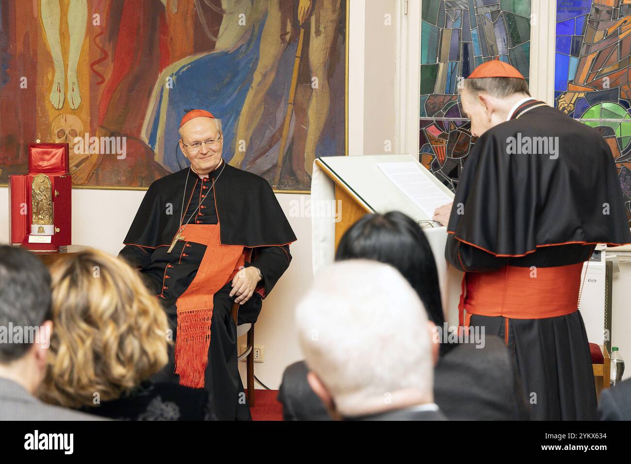 **NO LIBRI** Italien, Rom, 2024/11/11 . Kardinal Péter Erdő, Metropolit-Erzbischof von Esztergom-Budapest, hört auf die Ansprache von Kardinal Kurt Koch, Präfekt des Dikasteriums zur Förderung der Einheit der Christen während der 17. Ausgabe des Internationalen Preises " TU es PETRUS " am Päpstlichen Ungarischen Kircheninstitut in Rom . Foto von LUCA ROSSI /Catholic Press Photo Stockfoto