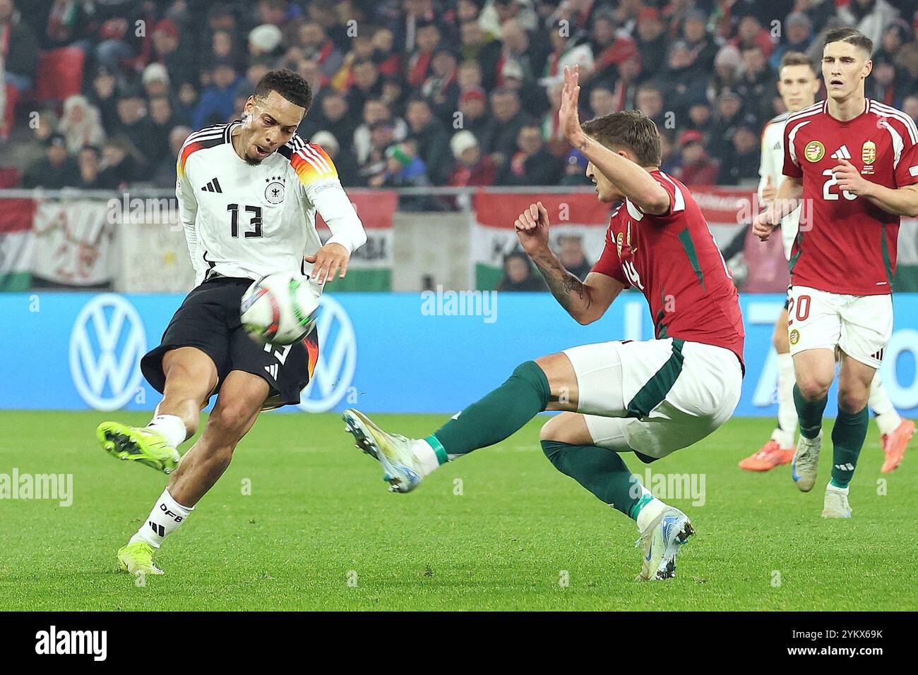 Budapest, Ungarn. November 2024. Budapest, Ungarn, 19. November 2024: Bendegúz Bolla (14 Ungarn) und Felix Nmecha (13 Deutschland) jagen den Ball während des Spiels der UEFA Nations League zwischen Ungarn und Deutschland am Spielort Puskás Aréna in Budapest. (Gabor SAS/SPP) Credit: SPP Sport Press Photo. /Alamy Live News Stockfoto