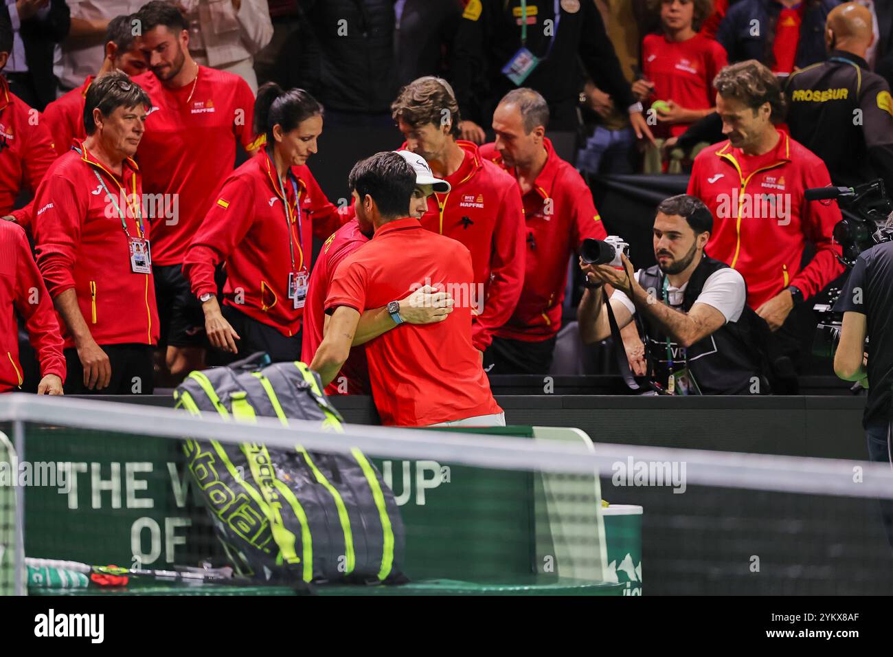 Malaga, Malaga, Spanien. November 2024. Carlos Alcaraz aus Spanien, eine Umarmung von Rafael Nadal für den Sieg des Spiels während des DAVIS CUP FINALS 2024 - Finale 8 - Herren Tennis (Foto: © Mathias Schulz/ZUMA Press Wire) NUR REDAKTIONELLE VERWENDUNG! Nicht für kommerzielle ZWECKE! Stockfoto