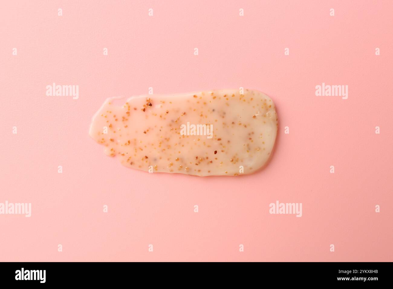 Abstriche von Körperpeeling auf hellrosa Hintergrund, Draufsicht Stockfoto