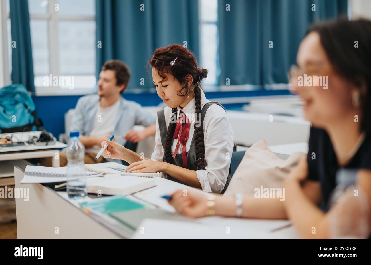 Verschiedene Schüler nehmen aufmerksam an einem Klassenzimmer Teil Stockfoto
