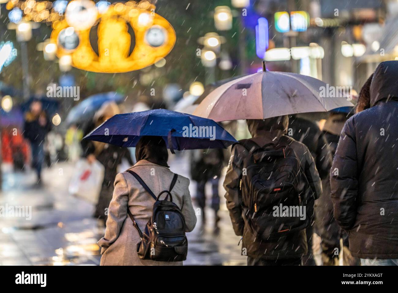 Regenwetter, Passanten mit Regenschirmen, leerer Weihnachtsmarkt, Essen, NRW, Deutschland, Weihnachtsmarkt Regenwetter *** Regenwetter, Passanten mit Sonnenschirmen, leerer Weihnachtsmarkt, Essen, NRW, Deutschland, Weihnachtsmarkt regnerisches Wetter Stockfoto