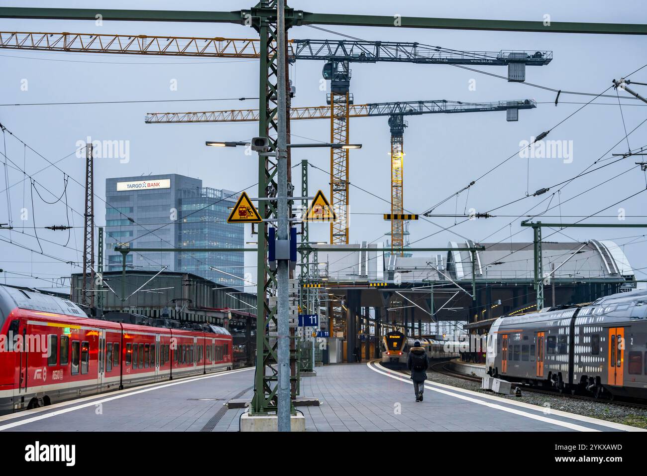 Modernisierung des Duisburger Hauptbahnhofs, die Bahnsteige der 13 Gleise werden erneuert, 2 Bahnsteige sind bereits fertig, die alten Flachdächer Stockfoto